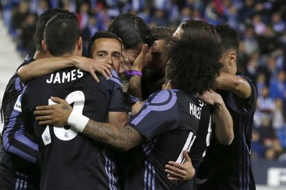 Los jugadores del Real Madrid celebran el cuarto gol de su equipo.