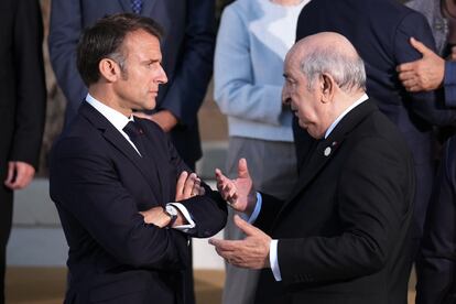 Los presidentes de Francia, Emmanuel Macron, y de Argelia, Abdelmajid Tebún, en junio en la cumbre del G7, en Bari (Italia).