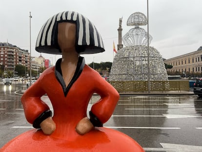 La menina 10 metros de altura instalada en la Plaza de Colón por el  Ayuntamiento detrás de otra de las que están esparcidas por la ciudad