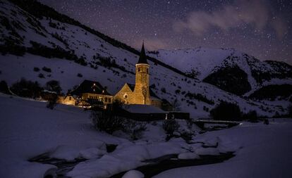 El refugio y la iglesia de Montgarri, del siglo XVI, en el pirenaico valle de Arán (Lleida).