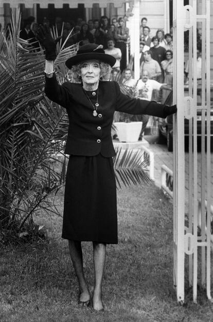 La actriz Bette Davis, en los jardines del hotel María Cristina de San Sebastián durante su inolvidable visita al Festival de 1989.