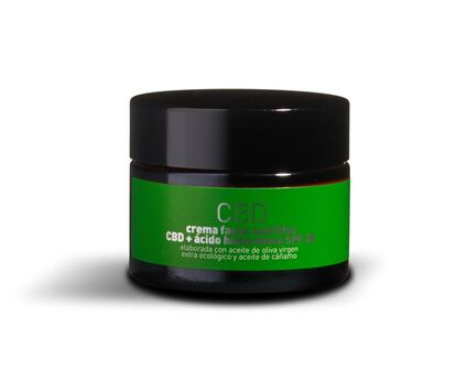  La Chinata ha lanzado una línea de productos cosméticos con cannabidiol (CBD). Es un compuesto natural seguro y no adictivo que se encuentra en el cannabis. Se usa desde la antigüedad con fines terapéuticos y antioxidantes. La crema facial de la colección contiene, además de CBD, aceite de cáñamo, manteca de karité, ácido hialurónico, aceite de jojoba y aloe vera. Está recomendada para pieles maduras o secas. Es ideal para quien busque una crema que hidrate, nutra, calme y proteja del sol y de la contaminación ambiental. Precio: 15,90 euros.