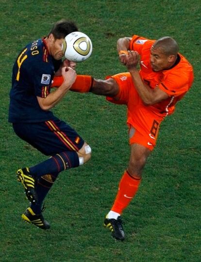 Nigel de Jong golpea en el pecho al jugador español Xabi Alonso.