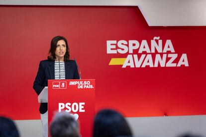 La portavoz de la Comisión Ejecutiva Federal del PSOE, Esther Peña, durante la rueda de prensa de este lunes.