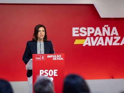 La portavoz de la Comisión Ejecutiva Federal del PSOE, Esther Peña, durante la rueda de prensa de este lunes.