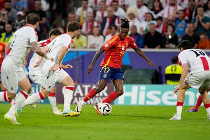 Nico Williams, de España, rodeado de contrarios en un momento del partido.