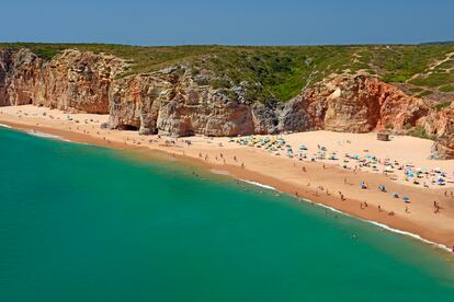 Acantilados de la playa de Beliche, cerca de la ciudad de Sagres (Algarve).