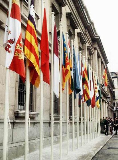 Vista de la entrada principal del Senado, con la bandera española y las autonómicas.