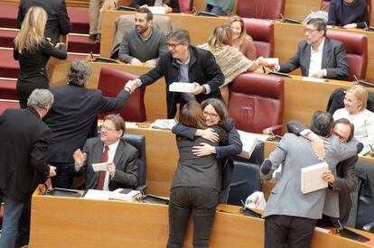 En primera fila, desde la izquierda, Puig, Oltra y Soler, reciben la felicitación de los diputados del PP en las Cortes Valencianas el 21 de diciembre.