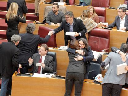 En primera fila, desde la izquierda, Puig, Oltra y Soler, reciben la felicitación de los diputados del PP en las Cortes Valencianas el 21 de diciembre.