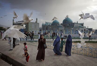 Familias visitan el santuario de Hazrat Ali, o Mezquita Azul, en Mazar-i-Sharif en Afganistán, el 11 de mayo de 2012. Miles de peregrinos viajan hasta esta mezquita todos los años. Fotografía finalista en la categoría 'Estilo de vida'. ( © Kuni Takahashi, Japón, Sony World Photography Awards)
