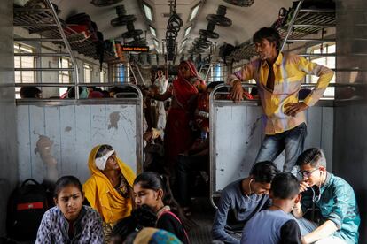 Bhanwari Devi, de 41 años, viaja a casa en un tren después de su cirugía en el oído medio en el Lifeline Express. El tren ofrece a médicos voluntarios y estudiantes de medicina la oportunidad de perfeccionar sus habilidades al hacer satisfactorio el trabajo comunitario.