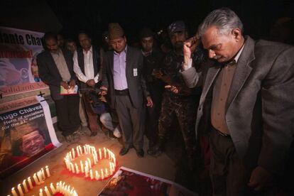 El primer ministro nepalí, Baburam Bhattrai (d) muestra sus condolencias tras la muerte del presidente venezolano Hugo Chávez durante un acto organizado por el partido comunista de Nepal en un parque de Katmandú.