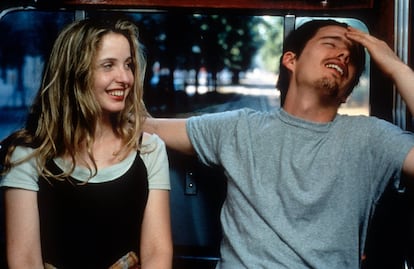 Ethan Hawke y Julie Delpy Lo que Richard Linklater, entonces niño mimado del 'underground' estadounidense aunque aún sin consagrar, hace en 'Antes del amanecer' (1995) sería impensable sin Hawke y Delpy. Básicamente, la cámara los persigue mientras deambulan, charlan y caen perdidamente enamorados. Y así durante —por ahora— tres películas que abarcan dos décadas, en la que es probablemente la saga romántica 'indie' por excelencia de este siglo.