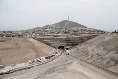 El túnel que se construye para el megapuerto y las viviendas que hay sobre el cerro que atraviesa, visto el 19 de marzo.