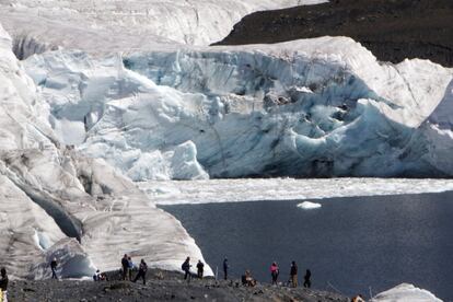 Debido a su pérdida de volumen por el cambio climático, el Parque Nacional de Huascarán ha prohibido subir al Glaciar Pastoruri. Antes incluso se organizaban en él las competiciones de esquí y snowboard más altas del mundo (su parte más alta está a 5.200 metros sobre el nivel del mar), pero la aparición de cada vez más grietas hace peligroso caminar por ellos. Desde hace unos años, los turistas que llega hasta aquí se deben contentar con contemplarlo desde fuera.