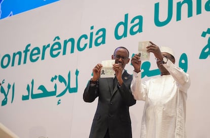 Presidente Kagame de Ruanda y Deby de Chad muestran sus pasaportes africanos durane la inauguración de la 27 Cumbre de la Unión Africana en Kigali / KMA Updates