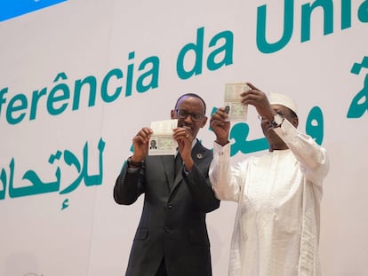 Presidente Kagame de Ruanda y Deby de Chad muestran sus pasaportes africanos durane la inauguración de la 27 Cumbre de la Unión Africana en Kigali / KMA Updates