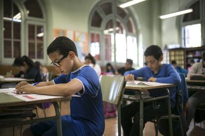 Alumnos del colegio Ramon Llull de Barcelona durante las pruebas de Cataluña, que empezaron este miércoles.