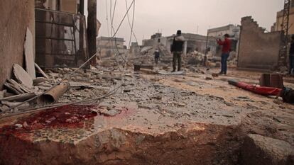 Un charco de sangre, en primer plano, tras un bombardeo en la ciudad siria de Alepo.