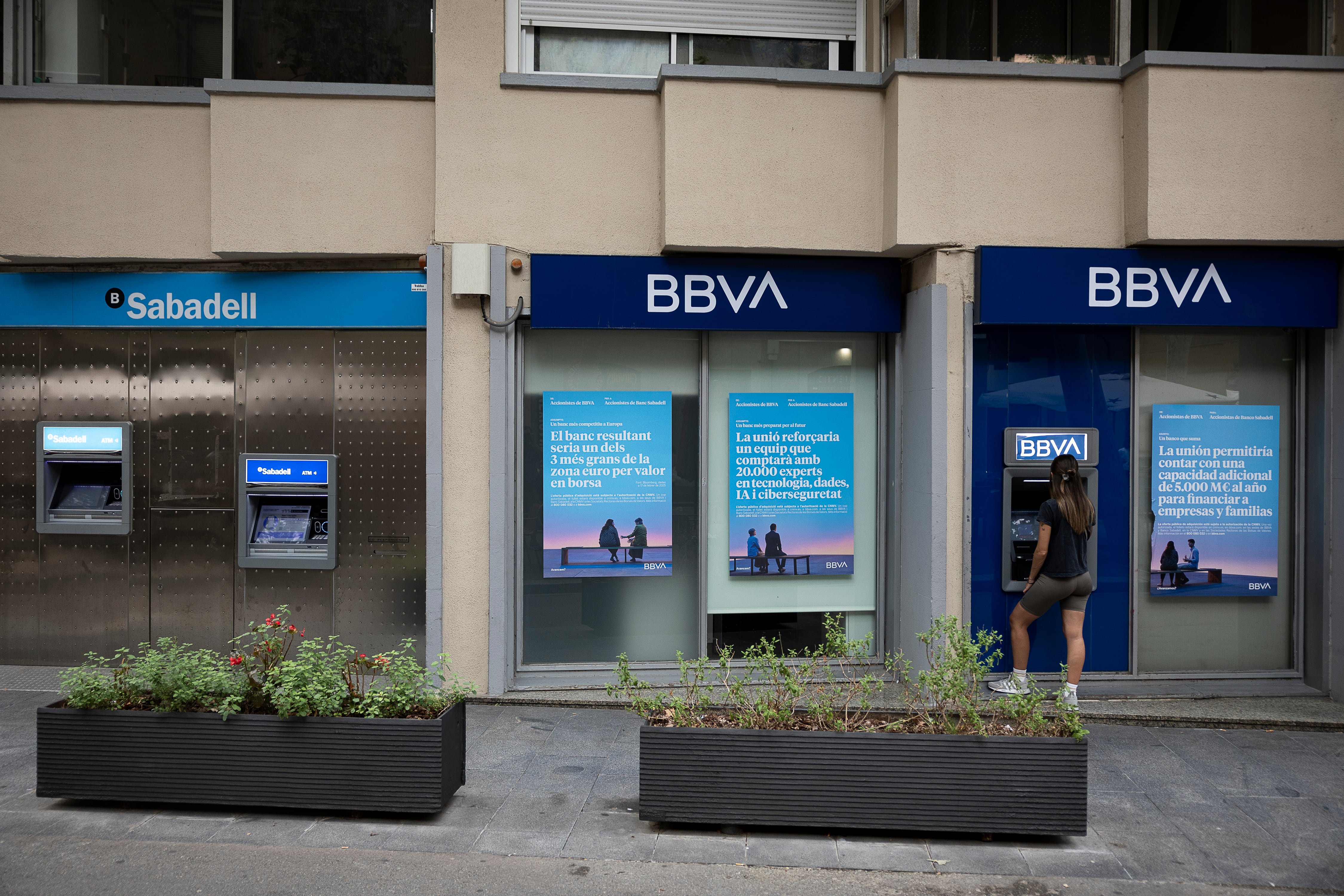 Oficina bancaria del Banc Sabadell junto a otra del BBVA en la Rambla del Poblenou.

