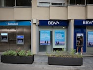 Oficina bancaria del Banc Sabadell junto a otra del BBVA en la Rambla del Poblenou.