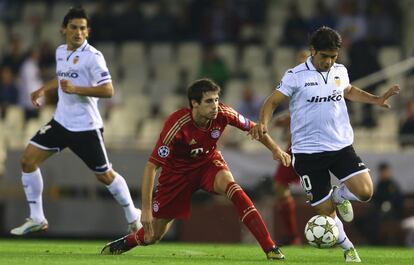 Banega pelea el balón con Javi Martinez.