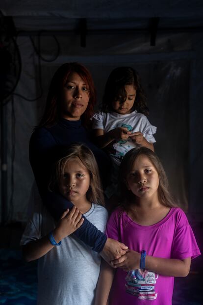 La venezolana Lizmar Méndez (30 años) y sus hijas Brianna (3), Deilizmar (8) y Dailizmar (8).