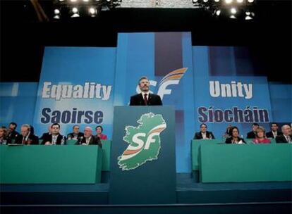 El líder del Sinn Fein, Gerry Adams, interviene en el Congreso extraordinario de su partido en el que se votará sobre el reconocimiento de la policía británica del Ulster.