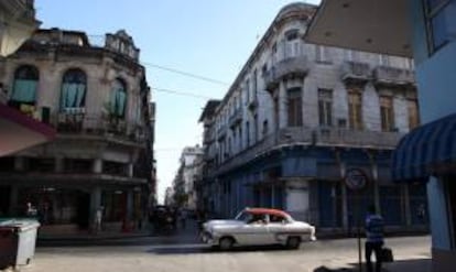 Un taxi privado circula por una calle del barrio de Centro Habana, en La Habana (Cuba). EFE/Archivo