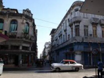 Un taxi privado circula por una calle del barrio de Centro Habana, en La Habana (Cuba). EFE/Archivo