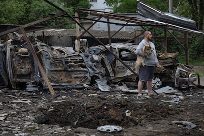 Vehículos afectados por un ataque con drones rusos en Odesa, este domingo.