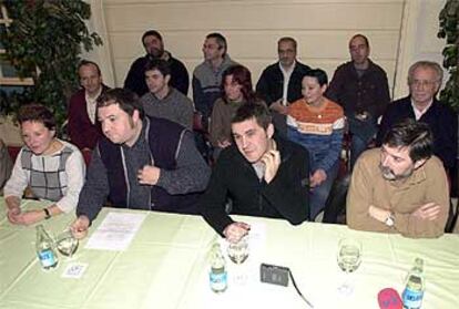 Otegi y Barrena, durante la rueda de prensa ofrecida en Bilbao para presentar el texto de su propuesta.