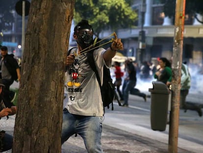 Manifestantes enfrentam a pol&iacute;cia no Rio.