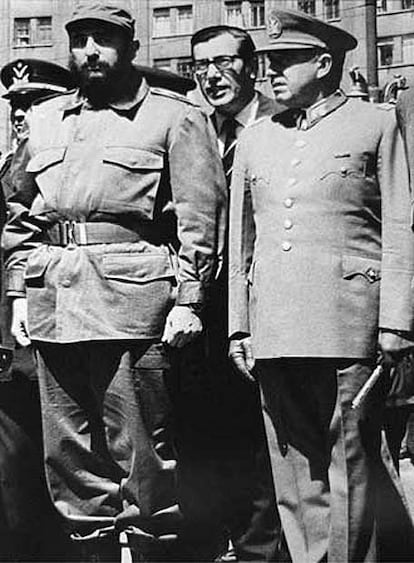 Augusto Pinochet gobernó Chile con mano de hierro desde 1973 a 1990, tras dar un golpe de Estado al Gobierno de Salvador Allende "para liberar al país del yugo marxismo". En esos años, miles de personas fueron asesinadas y torturadas por su régimen. Nacido en Valparaíso el 25 de noviembre de 1915, ingresó en la carrera militar a los 17 años y fue ascendiendo hasta que el propio Allende le nombró comandante en jefe interino del Ejército, en 1972. Sustituía a Carlos Prats, que había dejado el cargo para asumir el de ministro del Interior y que, precisamente, fue asesinado junto a su esposa por la DINA (Dirección de Inteligencia Nacional) en 1974. En la foto, con Fidel Castro, durante el Gobierno de Allende.