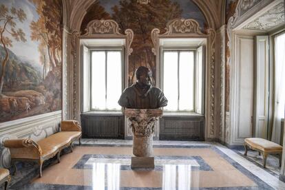 Busto del fallecido Juan Pablo II expuesta en la galería Alejandro VII.