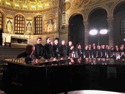 El compositor Valetin Silvéstrov toca el piano, tras la actuación del Coro de la Ópera de Kiev, anteayer en la Basílica de San Apolinar en Classe de Rávena.