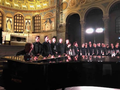 El compositor Valetin Silvéstrov toca el piano, tras la actuación del Coro de la Ópera de Kiev, anteayer en la Basílica de San Apolinar en Classe de Rávena.