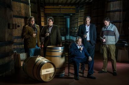 Hablar de Muga es hablar de barricas y tinas de madera. En esta bodega de Haro (La Rioja) se compra el roble, se deja secar a la intemperie durante dos años y se fabrican los recipientes artesanalmente. Esto, sostienen, proporciona unos vinos mejores, como los tintos Aro, Prado Enea o Torre Muga. También elaboran vinos blancos, rosados y cavas. En la imagen, parte de la familia Muga: de pie, de izquierda a derecha, Juan, Eduardo, Manuel y Jorge; sentado, Isacín Muga, el patriarca.