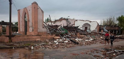 Un edificio destrozado en una calle de Dolores.