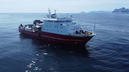Fotografía cedida por Manuel García Salazar que muestra al buque oceanográfico Sarmiento de Gamboa a su paso por la costa de Groenlandia.