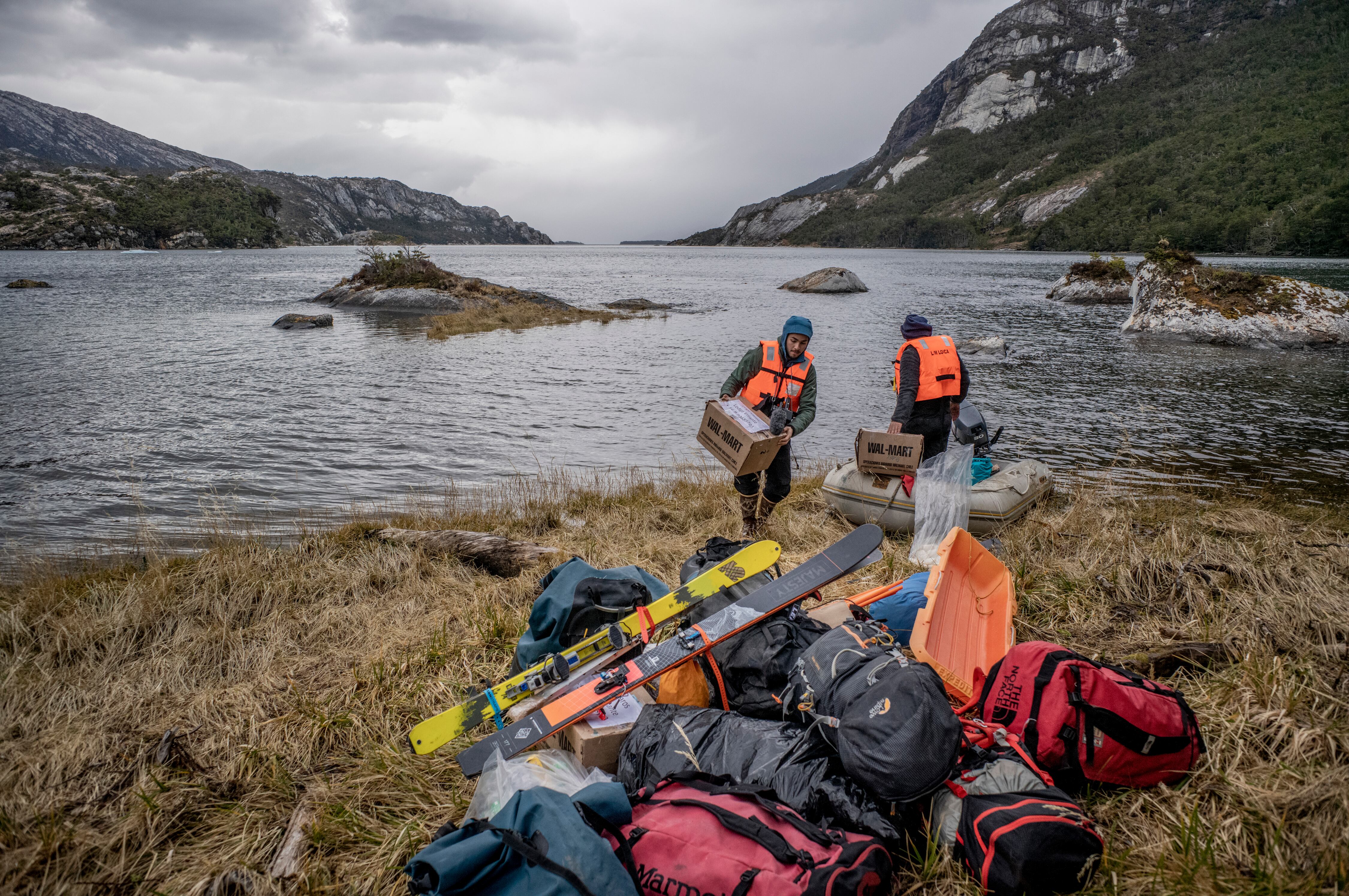 El equipo de la expedición, desembarcando en el fiordo España.