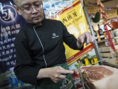 Empresas del país asiático comienzan a producirlo con carne fresca importada de España ante el crecimiento del interés de la población