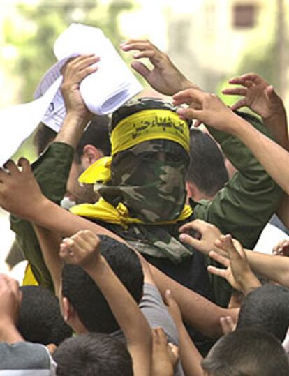 Un militante de Hamás repartía panfletos ayer en Gaza.