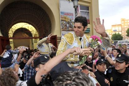 El diestro madrileño Cayetano Rivera Ordoñez, sale a hombros tras su faena en la tradicional corrida de toros de Asprona.