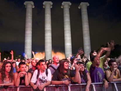 Aficionados al rap en la plaza del Marqu&eacute;s de la Foronda, Barcelona, durante la noche &#039;Nit Blanca&#039; de Montju&iuml;c de 2011. 