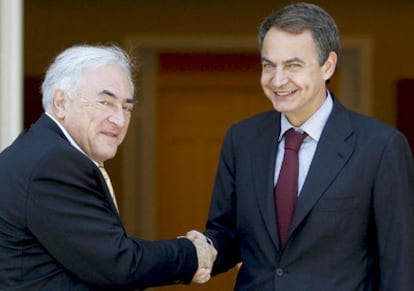 El presidente José Luis Rodríguez Zapatero saluda al director general del Fondo Monetario Internacional, Dominique Strauss-Kahn, hoy en el palacio de la Moncloa.