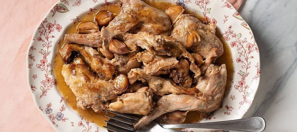 Conejo al ajillo, un clásico de nuestro recetario.