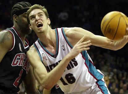 Baloncesto. Liga de la NBA. Memphis Grizzlies 107- Chicago Bulls 85. En la imagen Pau Gasol ( 16) , de los Grizzlies, se dispone a lanzar a canasta ante la oposición de Eddy Curry ( 2) , de los Bulls.