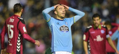 Iago Aspas se lamenta tras un remate al larguero.